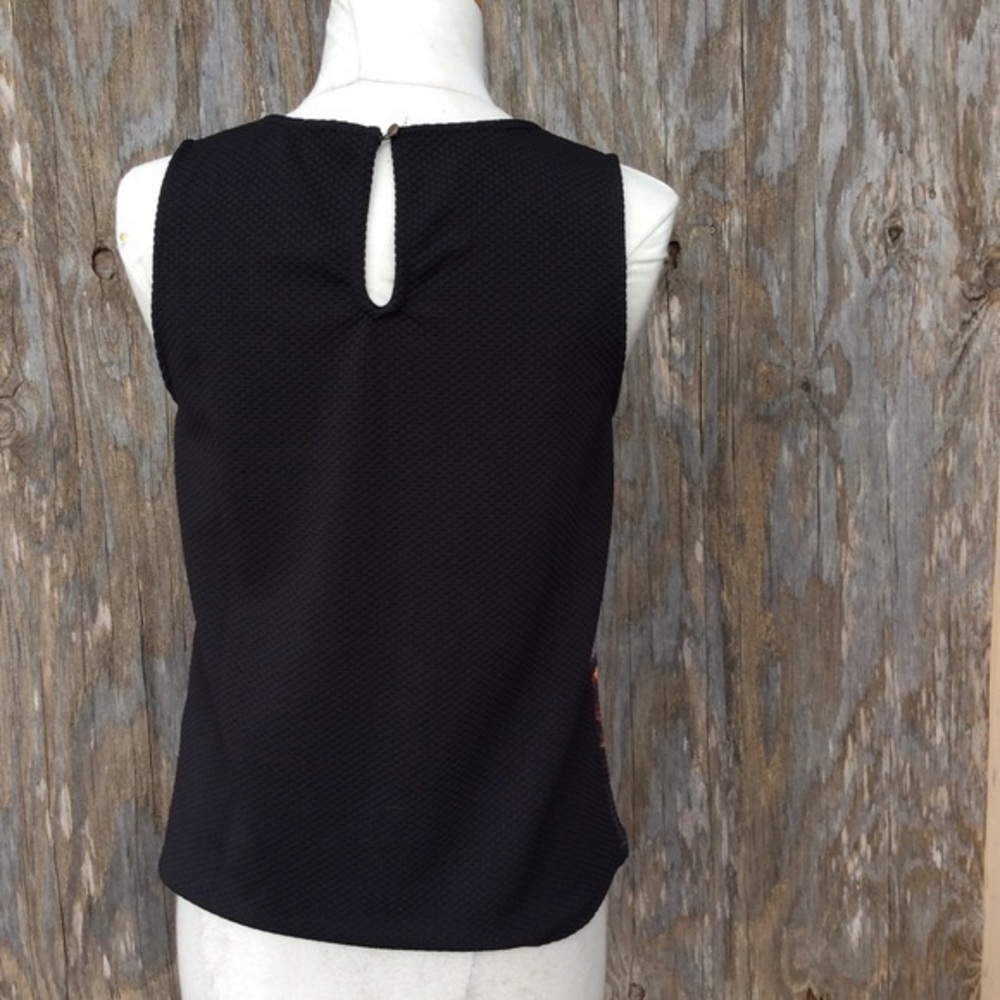 In-City Baroque Gold Status Print Shell Top - Picture 6 of 8